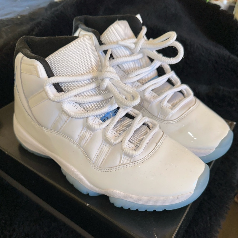Jordan 11 Retro White and Legend Blue Sneakers. MENS Sz: 7.5 .